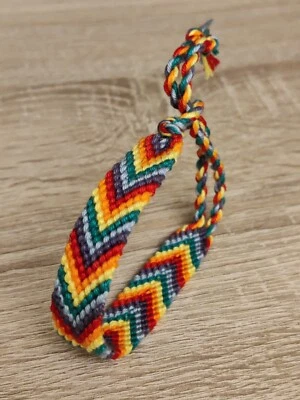 Bracciale macramè dell'amicizia in cotone arcobaleno (pride) - Immagine 1 di 3