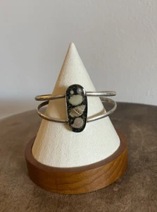 Silver Bracelet with Embedded Seashell & Real Pearls Cabachon Resin - Picture 1 of 5