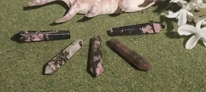 Rhodonit geschnitzter Edelstein Spitzstab (B1) - Bild 1 von 3