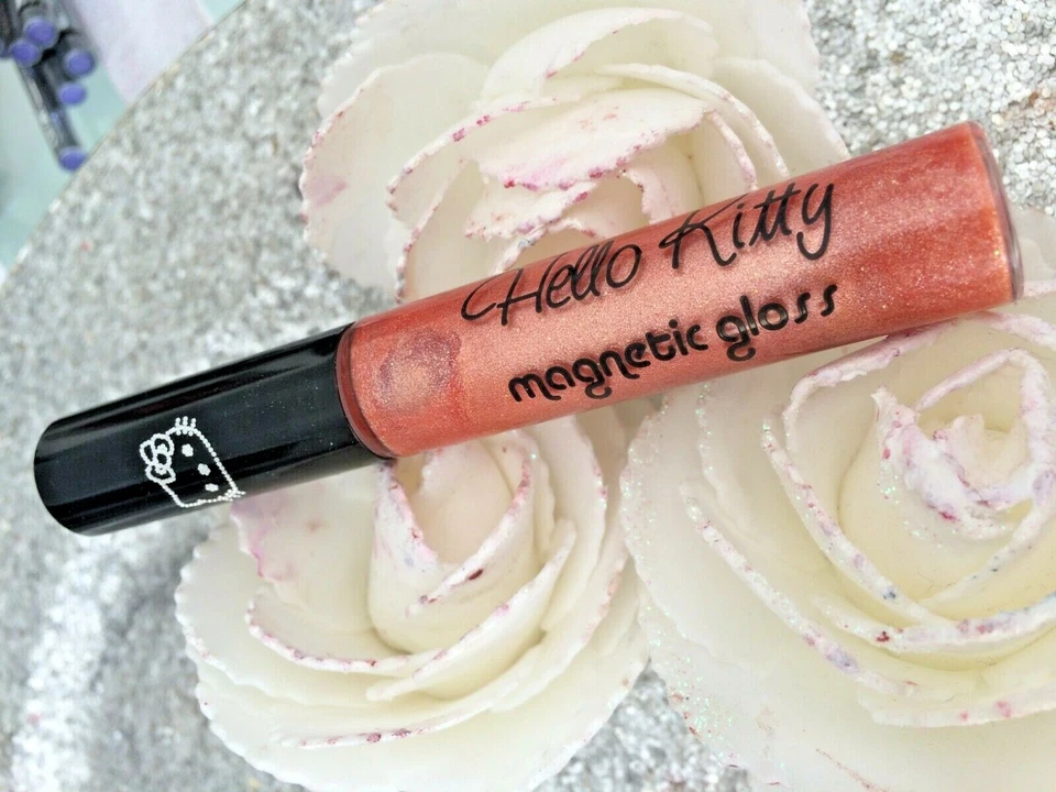 HELLO KITTY Magnetico Gloss Fashionista Colore Sable Di Or Albicocca Val - Immagine 1 di 1