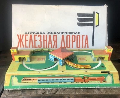 Tren de juguete de metal de cuerda ruso - Hecho en la era de la Unión Soviética CPPC original Llave de caja FUNCIONA Foto 1 de 4