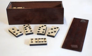 Juego de dominó - 28 piezas, hueso y ébano, caja de madera, azulejos de 2" x 1" con 2 remaches de latón - Imagen 1 de 10