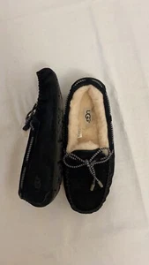 New UGG Women’s DAKOTA Black MOCCASIN Size 6M - Picture 1 of 3