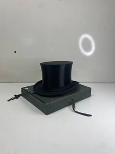 Ancien chapeau claque en bonne état delion Henck Saverne taille 57/58 coffret - Foto 1 di 24