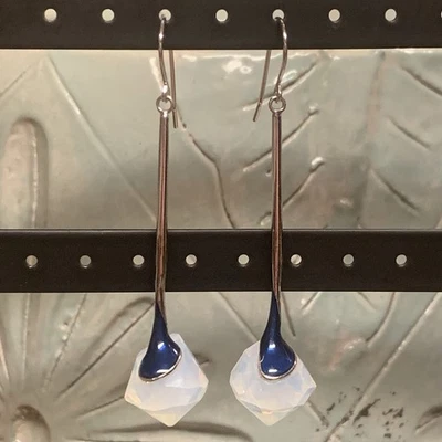 Pendientes colgantes modernistas de plata, azul y opalita Foto 1 de 4