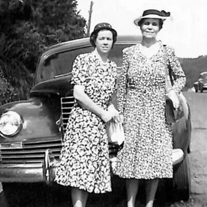 Original s/w Foto 1948 Frauen posieren Straßenrand Automobil - (Taylor Fields, MINN) - Bild 1 von 3