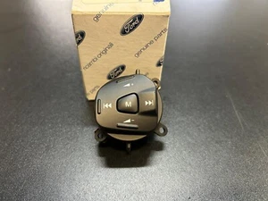 Pulsante di regolazione comandi del volante originale FORD Fiesta Ecosport Ka+ - Imagen 1 de 4