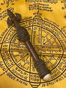 AMULETO TAILANDÉS DE AMOR TALISMÁN TAKRUT DIABLO BUDDHA LEKLAI RACIMO DE DINERO MÁGICO MADERA - Imagen 1 de 11
