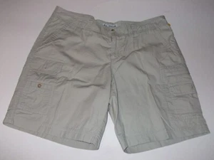 Women’s Columbia khaki cargo shorts size 6 GUC - Picture 1 of 2
