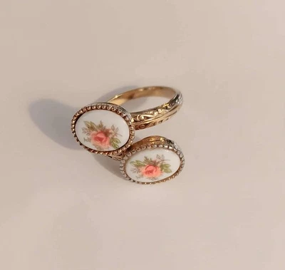 Highly Desirable Vintage Marked Sarah Coventry Sweet Briar Rose Ring - Image 1 of 4