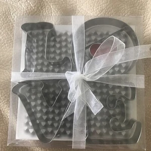 Kleine Ausstechformen Metall 4 Stück LOVE Buchstaben Neu im Karton - Bild 1 von 6