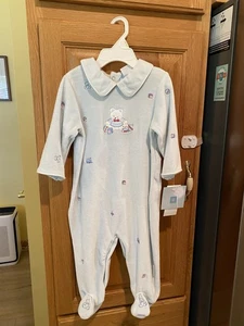 NEU MIT ETIKETT JUNGEN LITTLE ME OUTFIT BABYBLAUER VELOURSBÄR GRÖSSE 9 Monate - Bild 1 von 7