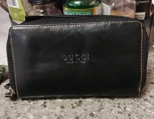 Geräumige Vintage-Geldbörse aus schwarzem Leder mit Dreifachfaltung von: GUCI - Bild 1 von 15