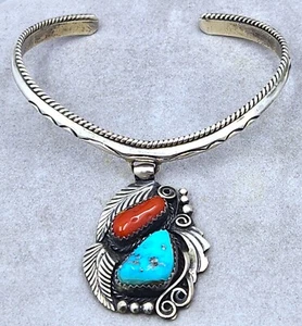 Brazalete colgante en V de ley esterlina y turquesa navajo de turquesa y coral - Imagen 1 de 7
