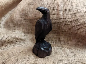 Estatua de cuervo. Estatuilla de madera de un cuervo de madera. Hecho a mano. Talla sobre madera. - Imagen 1 de 22
