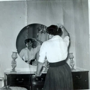 Mujer Misteriosa Reflejada En Espejo De Colección Extraña Extraña Extraña Extraña Extraña Extraña Extraña Extraña - Imagen 1 de 3
