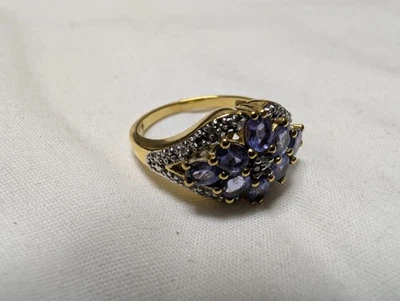 Anillo de diamantes de oro amarillo de 14K con piedras moradas Foto 1 de 4