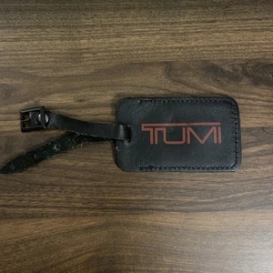 Etiqueta de equipaje de cuero negro TUMI con letras rojas ajustable - Imagen 1 de 4