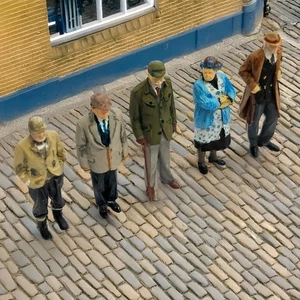 FG39 - Figuras de pensionistas rurales sin pintar escala TT - Imagen 1 de 7