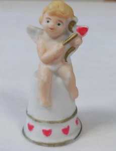 Statuina Enesco vintage porcellana biscotto ditale cupido con cuori - Foto 1 di 7