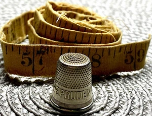 VTG Metal Advertising Sewing Thimble THE PRUDENTIAL LIFE INSURANCE 3/4” + Tape - Bild 1 von 8