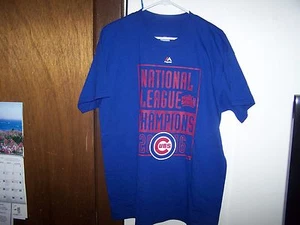 MAGLIA CHICAGO CUBS 2016 NATIONAL LEAGUE CHAMPS MLB ADULTO LARGE - MAJESTIC - Foto 1 di 3
