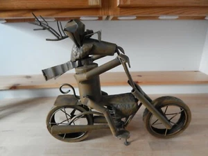 SCULTURA IN METALLO CERVO SU MAIALE Moto - Foto 1 di 11