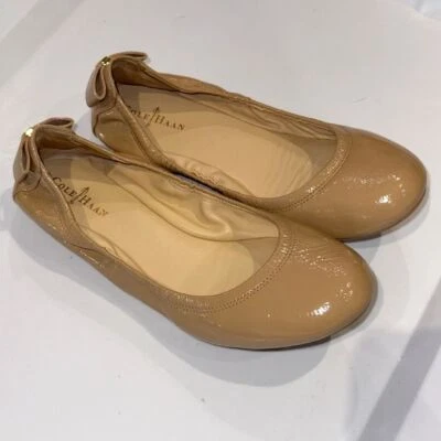 Zapatos planos de ballet Cole Haan para mujer Manhattan con lazo trasero charol bronceado desnudo talla 7 Foto 1 de 4