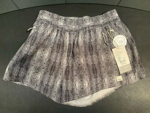 NWT Vuori Womens Dash Short Performance Shorts Dune Snake Medium - Picture 1 of 10