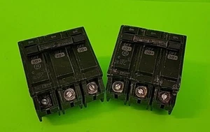 Interruptor de circuito con perno tipo GE THQB, 3P, 30 A, 240 V, 10 KA. Viene con pernos - Imagen 1 de 8