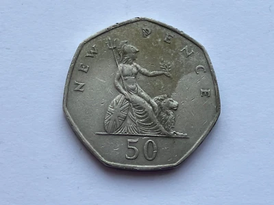 1969 LARGE BRITANNIA FIFTY 50 PENCE COIN CIRCULATED - Image 1 of 3
