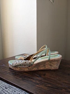 Cydney Mandel Size 8 Metallic Cork Green Geometric Silk Pattern Wedge Sandals - Picture 1 of 13