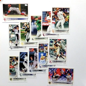 Lote de 12 varios Tarjetas deportivas de béisbol Topps serie 2 2022 en las que se muestran las tarjetas - Imagen 1 de 6