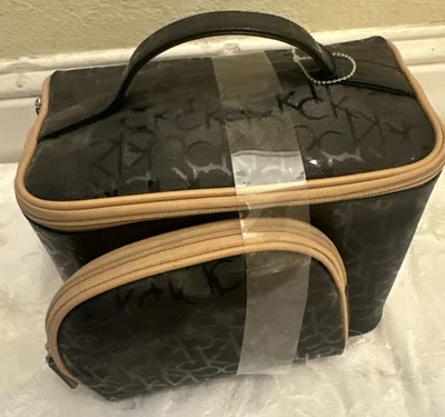 Bolso de viaje de maquillaje con logotipo de Calvin Klein para mujer marrón con cremallera alrededor y bolso de maquillaje nuevo con etiquetas Foto 1 de 4
