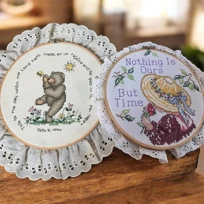 Juego de 2 aros vintage hechos a mano punto de cruz decoración de pared - Imagen 1 de 4