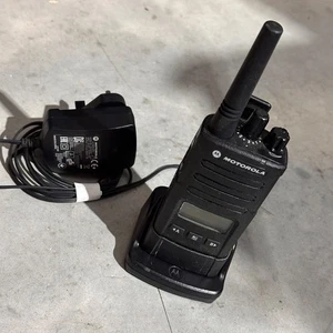 Radio walkie talkie comercial bidireccional Motorola XT420 usada con cargador y soporte - Imagen 1 de 9