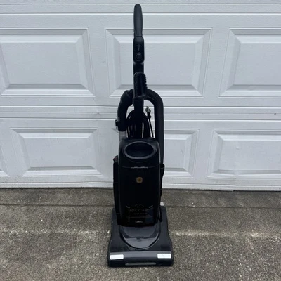 Aspiradora vertical Riccar r25 Premium para mascotas usada con bolsas y accesorios mostrados Foto 1 de 4