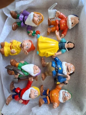 DISNEY'S SNOW WHITE & 7 DWARFS 1982 BULLYLAND PLASTIC FIGURES - Image 1 of 4