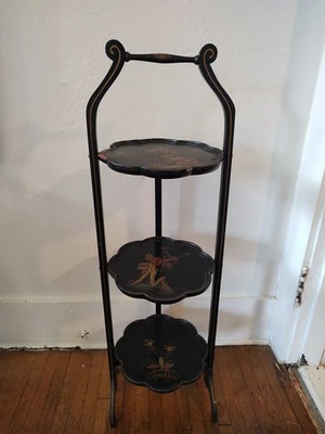 Antiguo SOPORTE PLEGABLE DE MADERA Victoriano Asiático de 3 Niveles para Pasteles Festoneado Foto 1 de 4