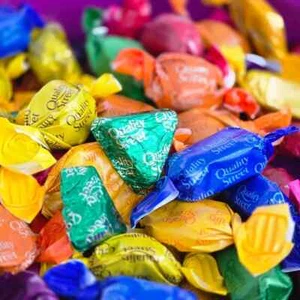 Quality Street Nachfüll Sortiment Schokoladenpackung (lose) Schokolade Geburt Geschenk - Bild 1 von 7