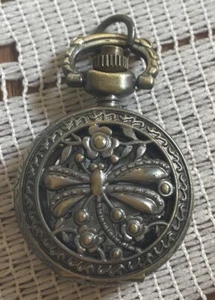 NOS filigrane Libelle Taschenuhr Halskette 1" Durchmesser Kette fehlt - Bild 1 von 5