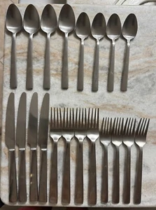 Oneida 18/10 satin stainless plain flatware straight handle China 20pc set - Picture 1 of 7