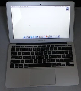 Apple Macbook Air, argento, 11", (metà 2012), 1,7 GHz Intel Core i5, 4 GB, 64 GB SSD - Foto 1 di 13