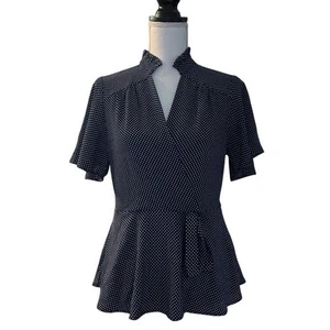 Top peplum envolvente sintético cuello con volantes Monteau para mujer talla grande azul marino blanco polkadot NUEVO - Imagen 1 de 6