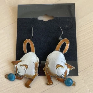Zarah Vintage Sterlingsilber emailliert Katze spielt mit einer Kugel Haken Ohrringe  - Bild 1 von 12