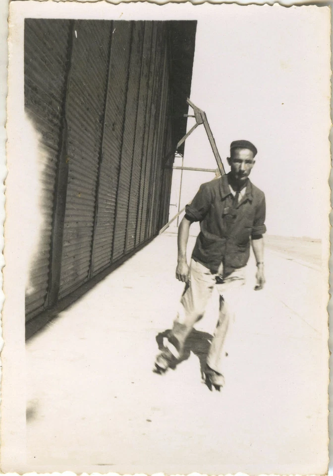 PHOTO ANCIENNE - VINTAGE SNAPSHOT - SPORT PATIN À ROULETTE HOMME - ROLLER SKATE - Photo 1/1