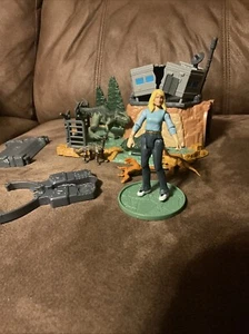 Rare Jurassic World Dominion Park Ellie Sattler Laura Dern Figure + Playset - Picture 1 of 6