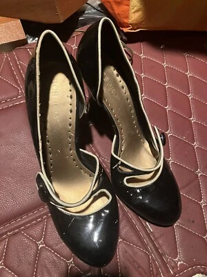 Lote 2 pares de zapatos de tacón bloque de charol negro BCBG para niñas talla 8,5 conjunto Foto 1 de 4
