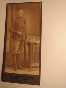 Weida i. Th. - stehender Soldat ? Beamter ? in Uniform - Kulisse / CDV - Picture 1 of 1