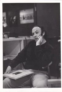 BRUCE DAVIDSON: FOTO DE COLECCIÓN DE BRUCE DAVIDSON CON SU LIBRO EAST CALLE 100. - Imagen 1 de 1